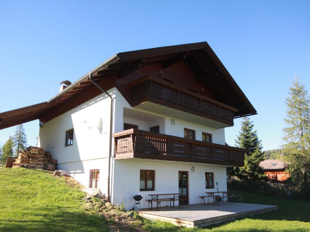 Sirnitz-SonnseiteにあるHoliday Home Almvilla by Interhomeの木造屋根の白い大きな建物