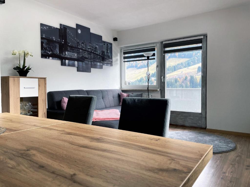 salon ze stołem, krzesłami i kanapą w obiekcie Ferienwohnung Sunhill w mieście Sellrain