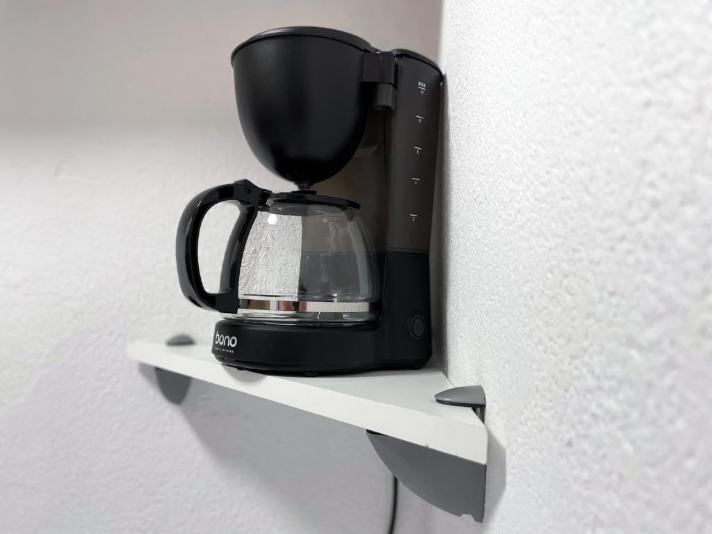 Zestaw do parzenia kawy i herbaty w obiekcie Ferienwohnung Sunhill