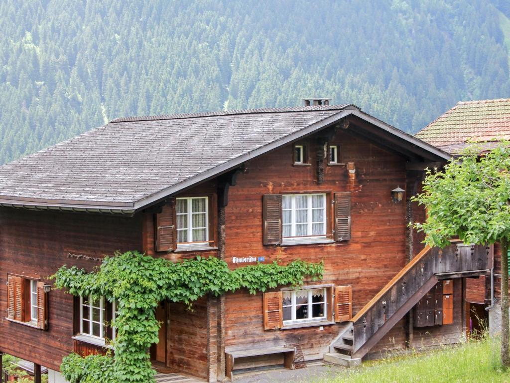 ein Holzhaus mit Efeu nebenbei in der Unterkunft Apartment Chalet Almisräba by Interhome in Grindelwald