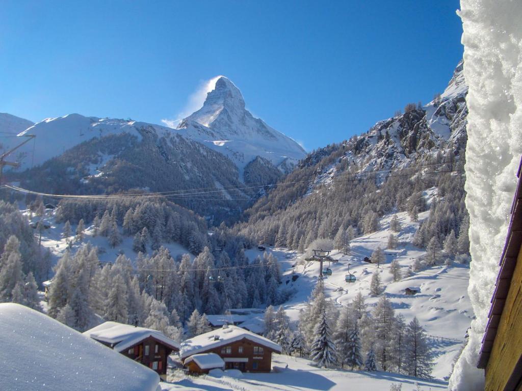 widok na góry z wyciągu narciarskiego w obiekcie Apartment Brigitte by Interhome w mieście Zermatt