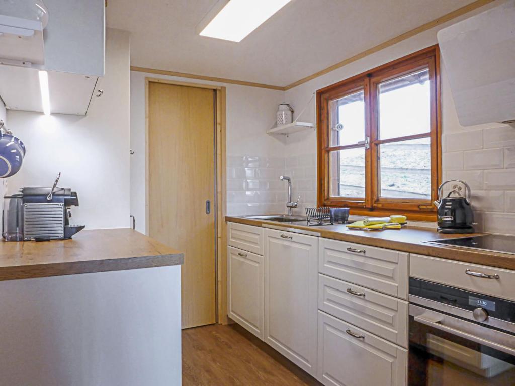 Kuchyň nebo kuchyňský kout v ubytování Chalet Zwärgli by Interhome