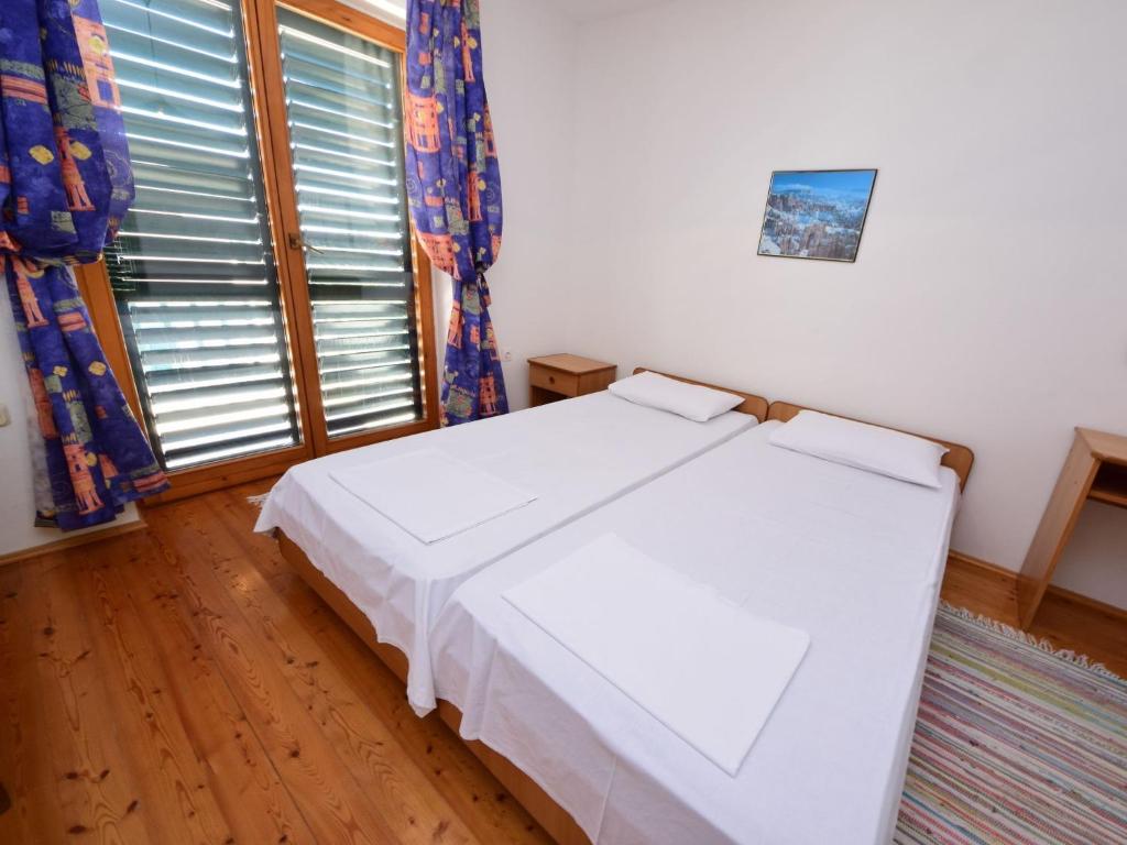 Posteľ alebo postele v izbe v ubytovaní Apartment Orebić-1 by Interhome