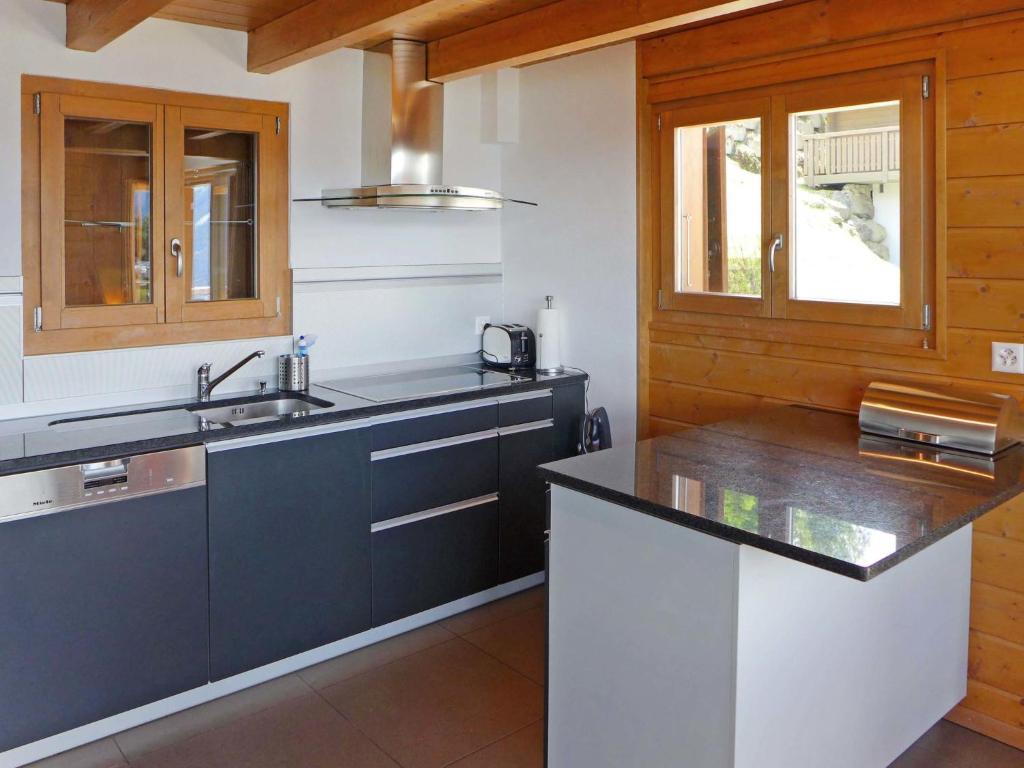 Kuchyň nebo kuchyňský kout v ubytování Chalet La Truffe-1 by Interhome