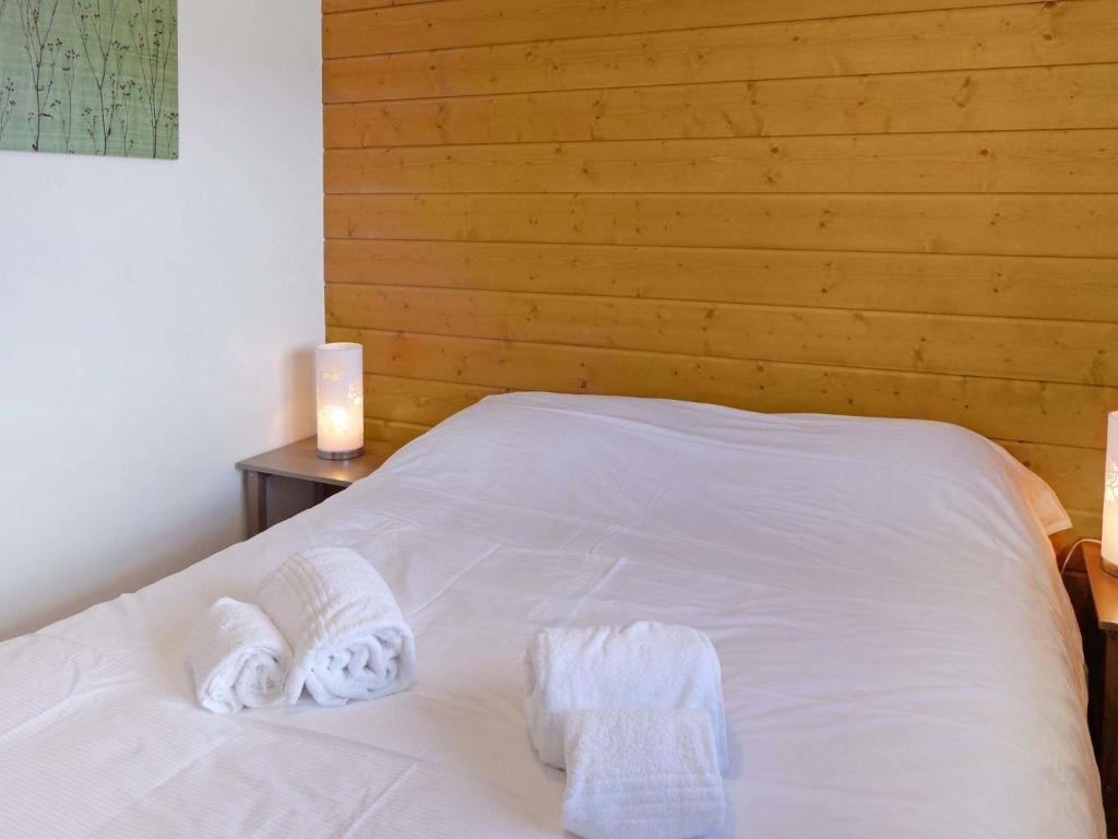 Postel nebo postele na pokoji v ubytování Chalet La Truffe-1 by Interhome