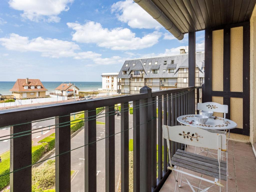 un balcon avec une table et une vue sur l'océan dans l'établissement Apartment les Colombières-9 by Interhome, à Villers-sur-Mer