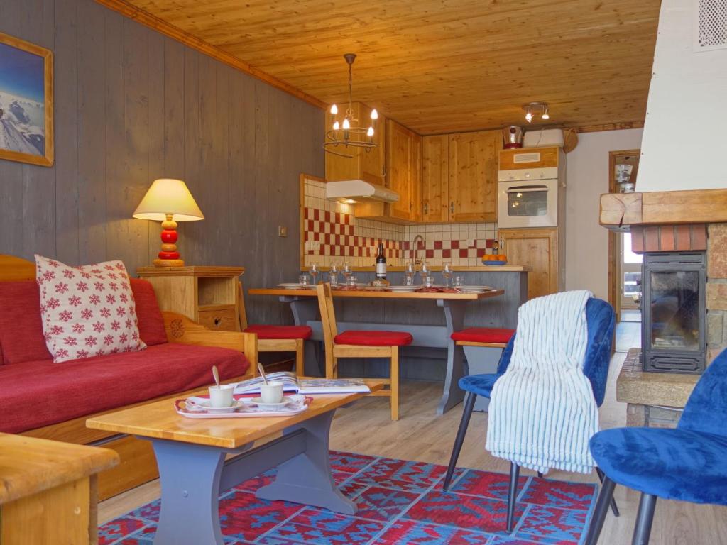 ein Wohnzimmer mit einem Sofa und einem Tisch in der Unterkunft Apartment Le Grand Tichot A et B-5 by Interhome in Tignes