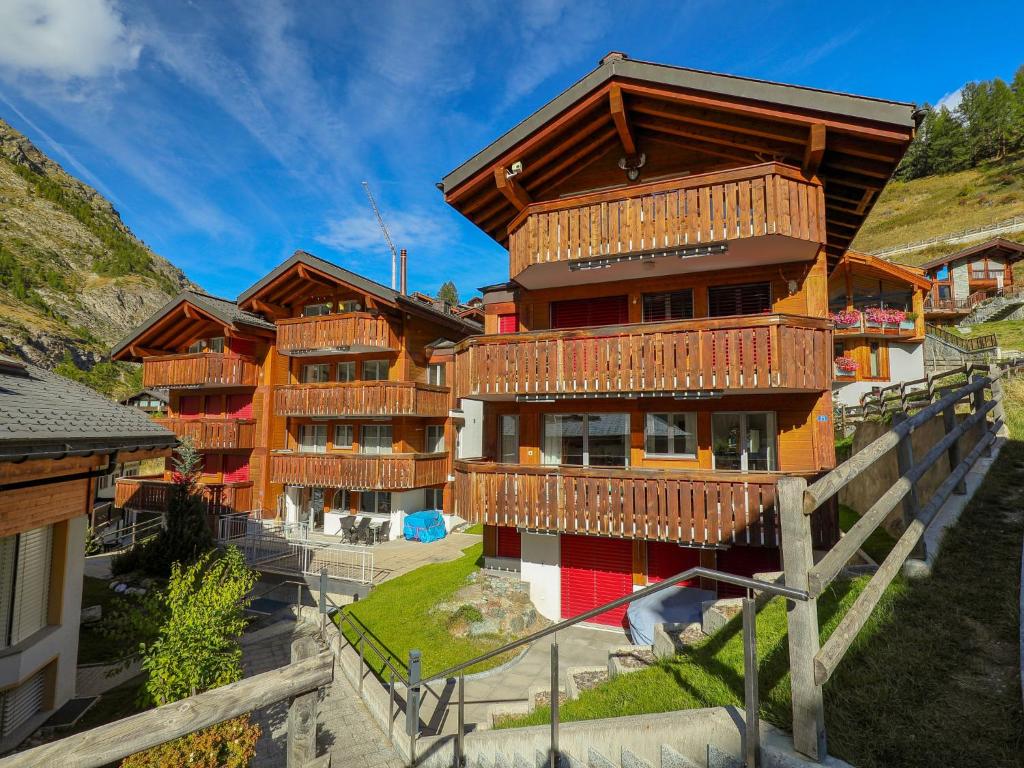 ein Apartmenthaus mit Holzbalkonen auf einem Berg in der Unterkunft Apartment Susanna by Interhome in Zermatt