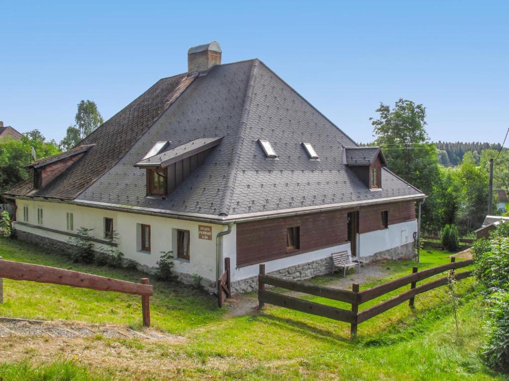 uma casa velha com um telhado cinzento e uma cerca em Holiday Home Lenora I by Interhome em Lenora