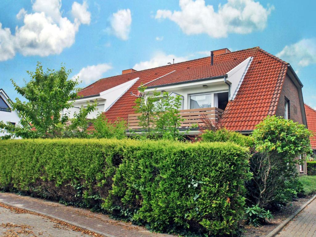 ノルトダイヒにあるApartment Meeresrauschen by Interhomeの赤い屋根の家