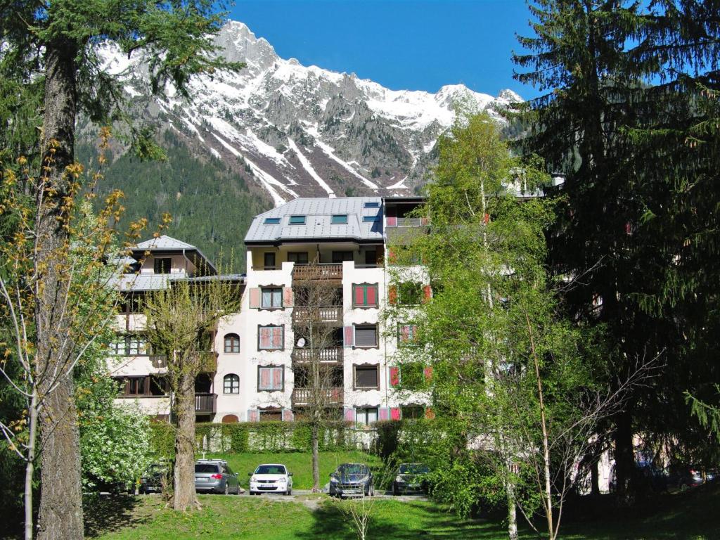 een gebouw voor een met sneeuw bedekte berg bij Apartment Jonquilles-14 by Interhome in Chamonix-Mont-Blanc