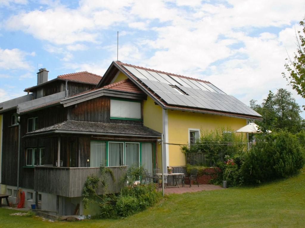 ガインベルクにあるHoliday Home große Winten by Interhomeの屋根に太陽光パネルを敷いた家