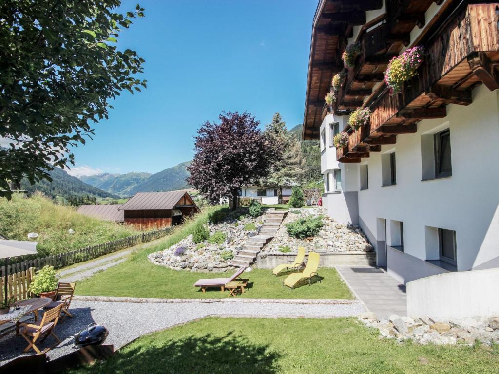 uitzicht op de achtertuin van een huis bij Apartment Stöcklhof-1 by Interhome in Pettneu am Arlberg