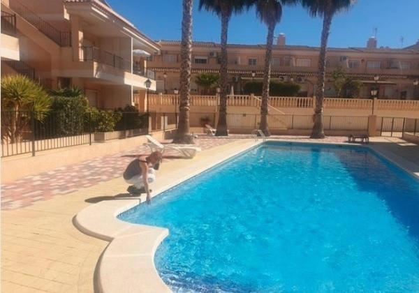 une grande piscine bleue en face d'un bâtiment dans l'établissement Casa Montemar Algorfa Spain, à Castillo de Montemar