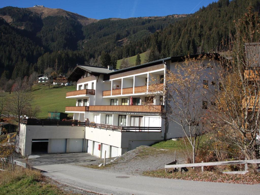 ein Gebäude auf einem Hügel neben einer Straße in der Unterkunft Apartment Holiday-5 by Interhome in Zell am See