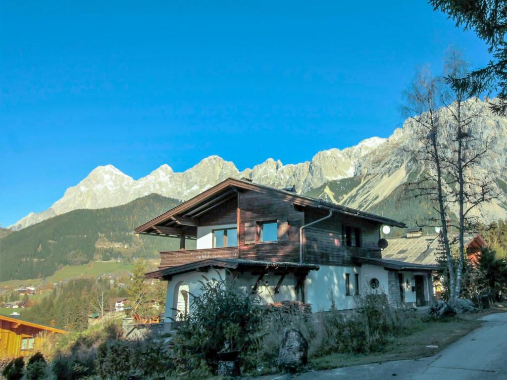 une maison en face d'une montagne dans l'établissement Holiday Home Berghaus Weitblick by Interhome, à Ramsau am Dachstein