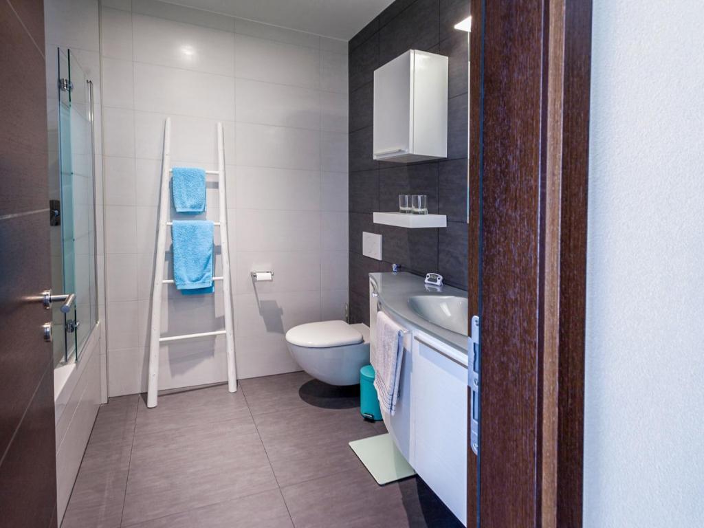 Bilik mandi di Apartment Zenkei by Interhome