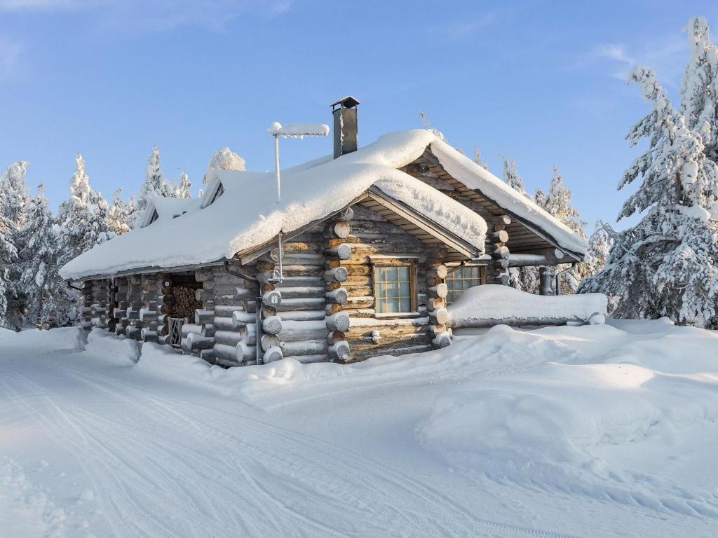 ルカにあるHoliday Home Kelovalta 7b by Interhomeの雪に覆われた丸太小屋