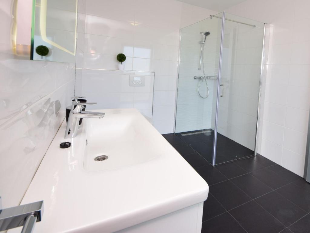 Koupelna v ubytování Holiday Home West by Interhome