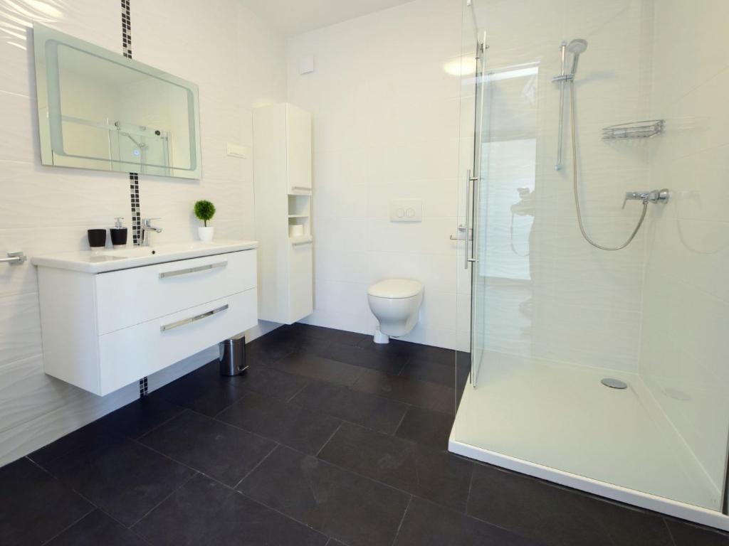 Koupelna v ubytování Holiday Home West by Interhome