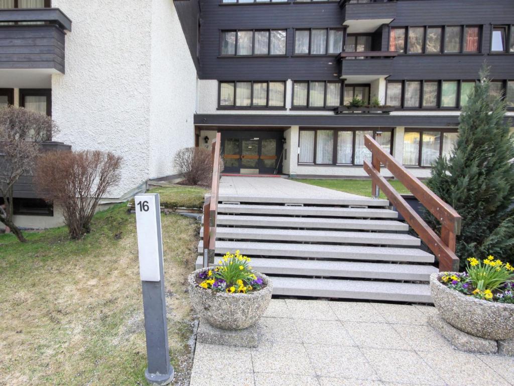 - un bâtiment avec des escaliers et des pots de fleurs devant dans l'établissement Apartment Römer by Interhome, à Bad Hofgastein