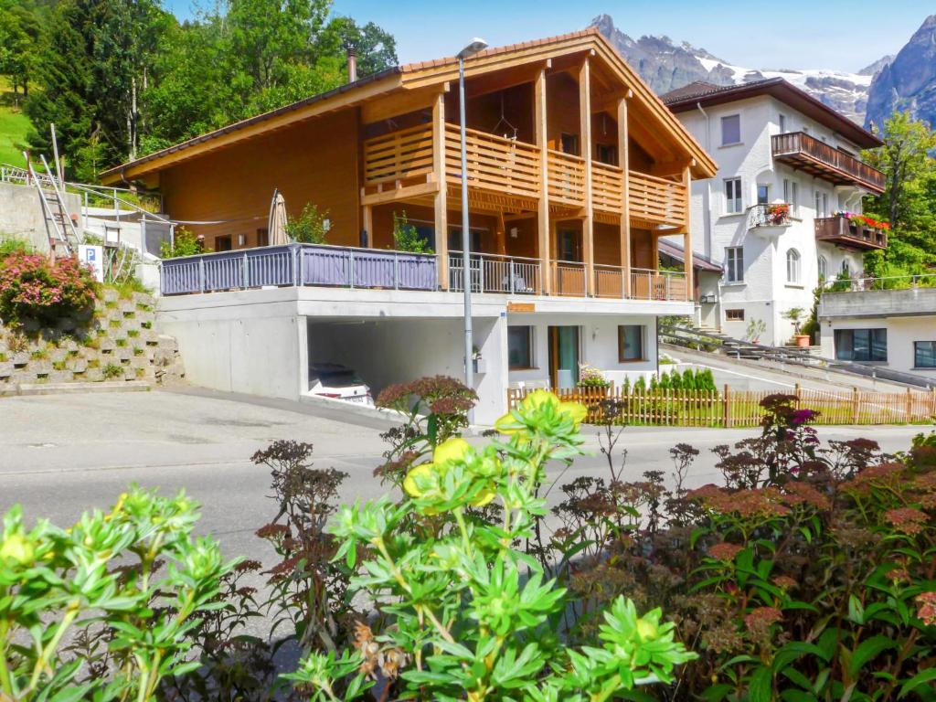 ein großes Haus mit Balkon auf einer Straße in der Unterkunft Apartment Chalet La Muntaniala by Interhome in Grindelwald