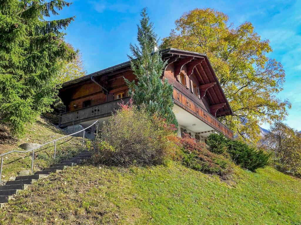un edificio in cima a una collina con scale di Apartment Chalet Hobelbank by Interhome a Grindelwald