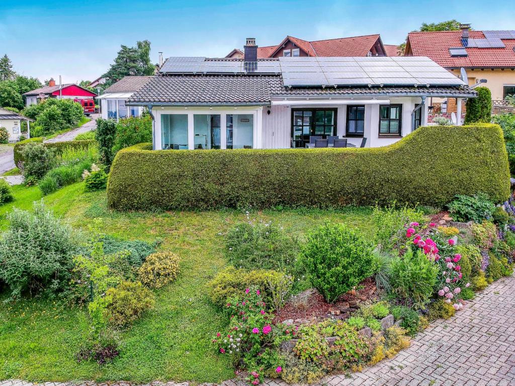 une maison avec un jardin agrémenté de fleurs et de buissons dans l'établissement Holiday Home Nest by Interhome, à Dittishausen