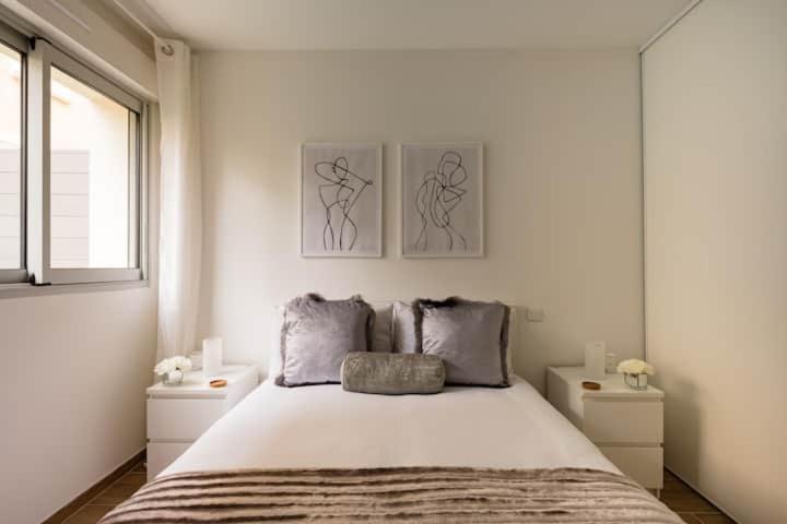 A bed or beds in a room at Stylish New 1 bedroom apartment in juan les pins