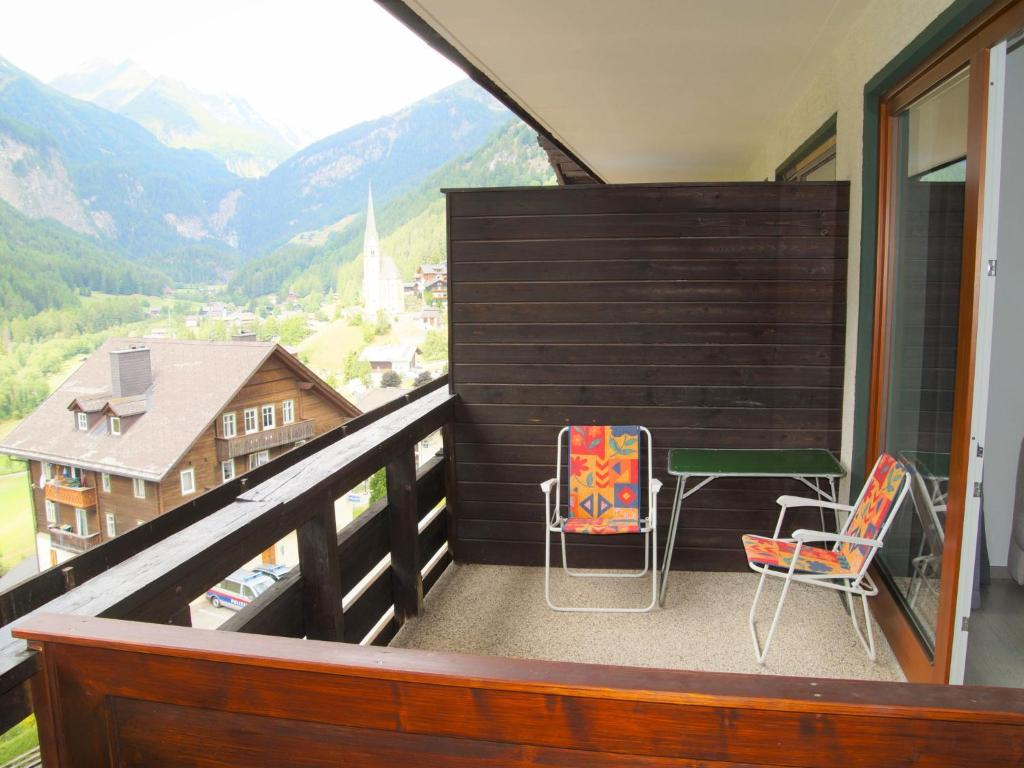 - Balcón con 2 sillas y mesa en Studio Glockner-3 by Interhome, en Heiligenblut
