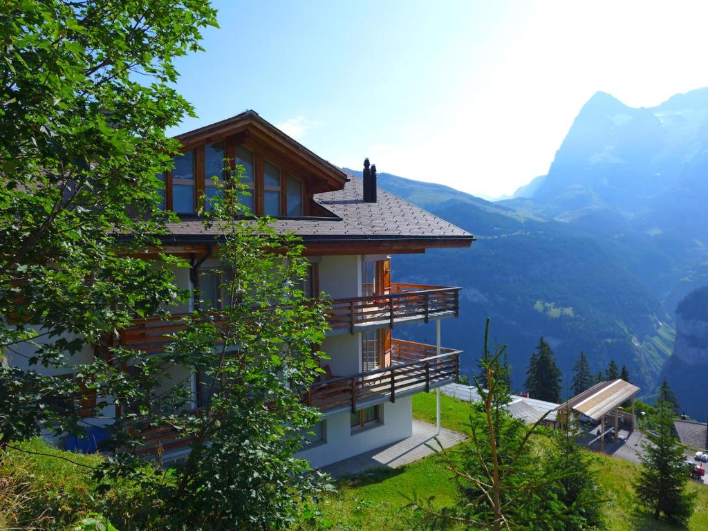 une maison sur une colline avec vue sur les montagnes dans l'établissement Apartment Gloria by Interhome, à Mürren
