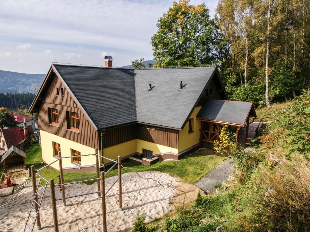 dom z czarnym dachem na wzgórzu w obiekcie Holiday Home Albrechtice by Interhome w mieście Albrechtice v Jizerských horách