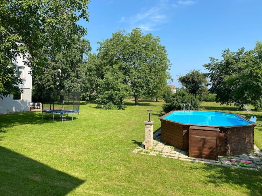 een gebouw met een zwembad in een tuin bij Magnifique villa piscine dans un écrin de verdure in Eckbolsheim