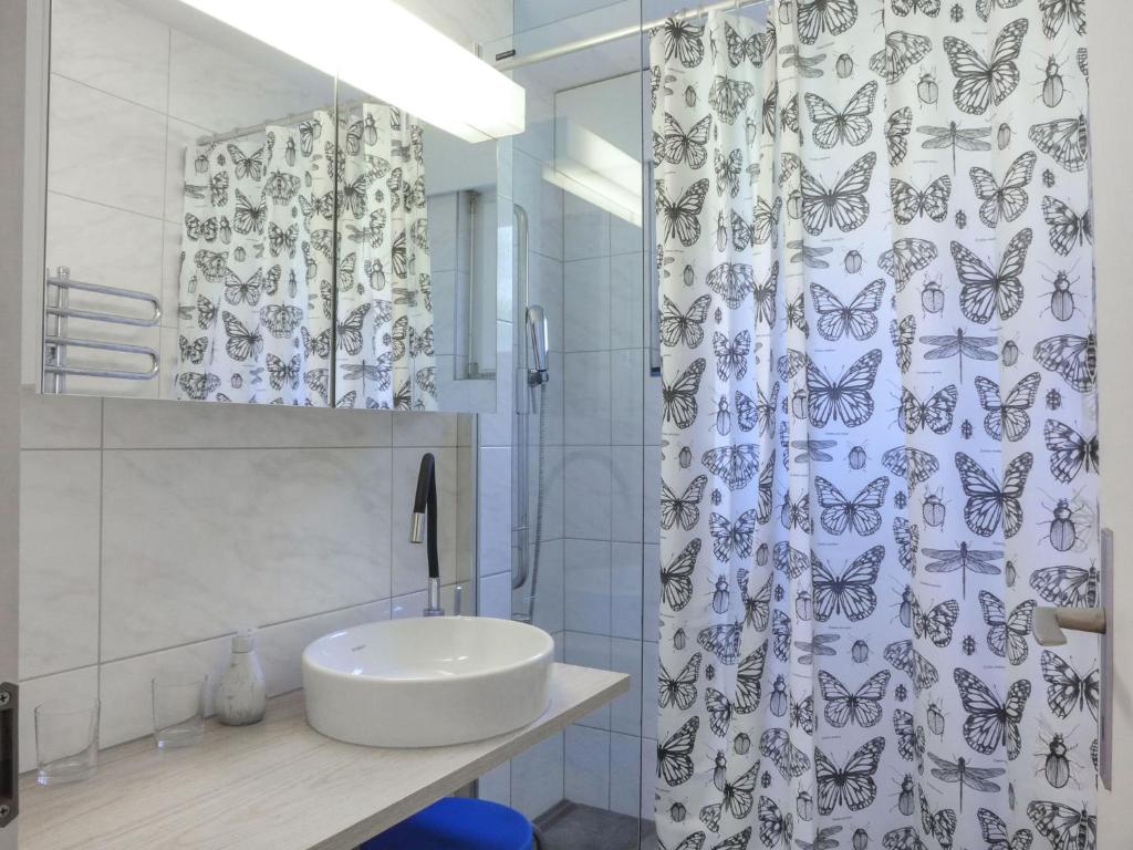 Koupelna v ubytování Apartment Rustica Apt- M by Interhome