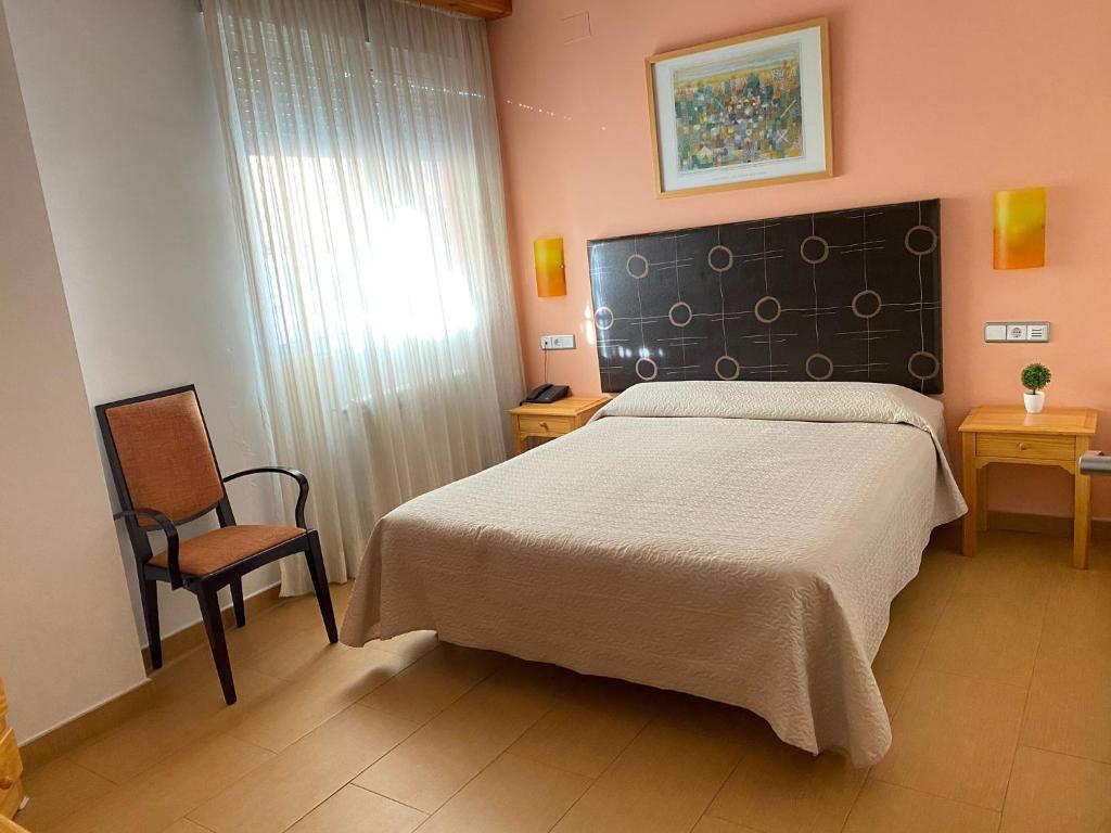 Hotel Puerta de Cazorla tesisinde bir odada yatak veya yataklar