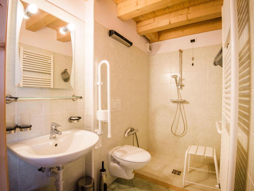Koupelna v ubytování Apartment Albergo Diffuso - Cjasa Ustin-4 by Interhome