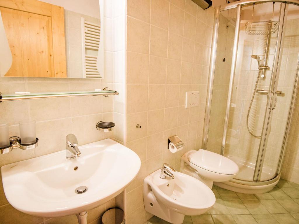 Koupelna v ubytování Apartment Albergo Diffuso - Cjasa Ustin-5 by Interhome
