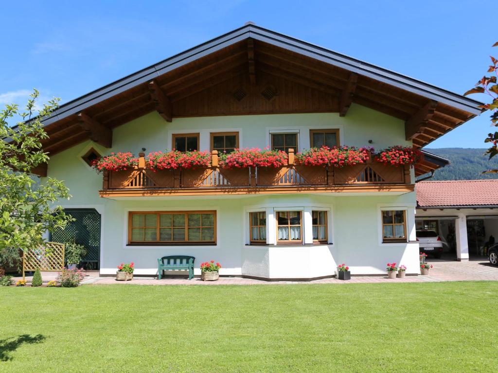 una casa con un balcón con flores. en Holiday Home Ennstal by Interhome, en Radstadt