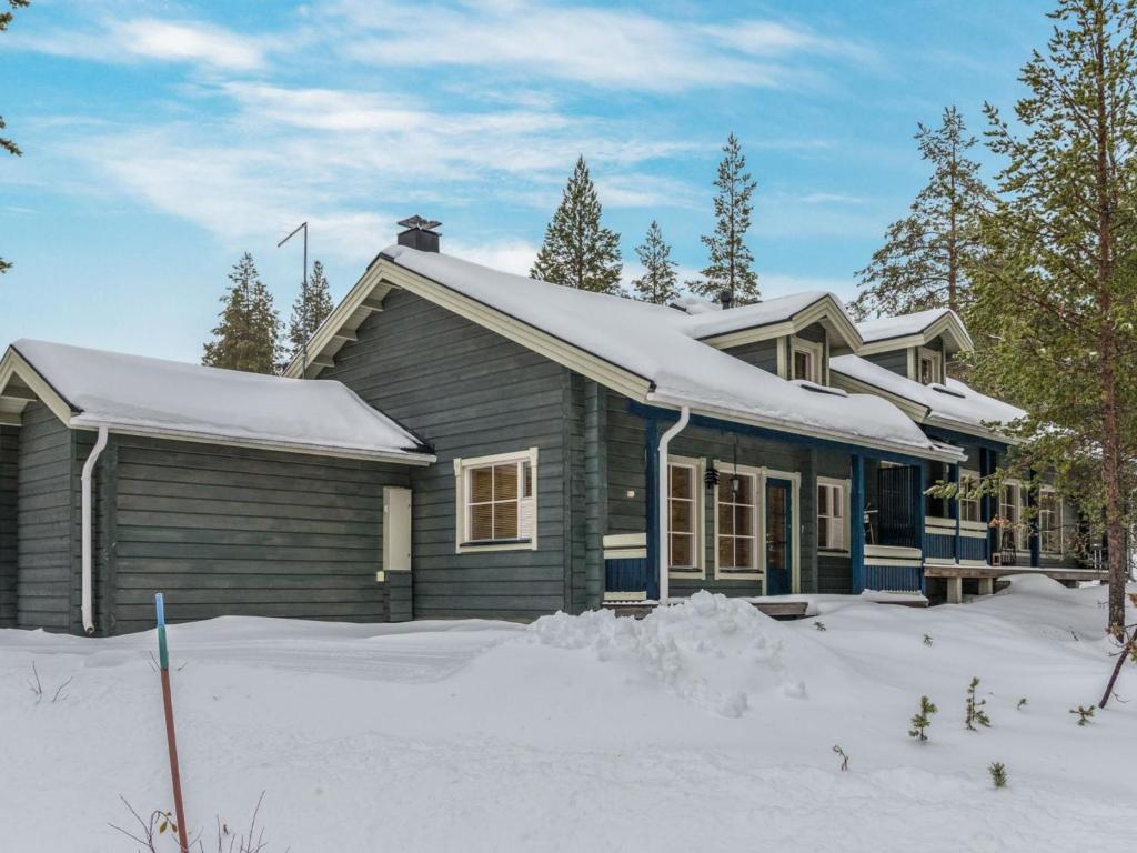 une maison recouverte de neige dans l'établissement Holiday Home Ylläskaira a by Interhome, à Äkäslompolo