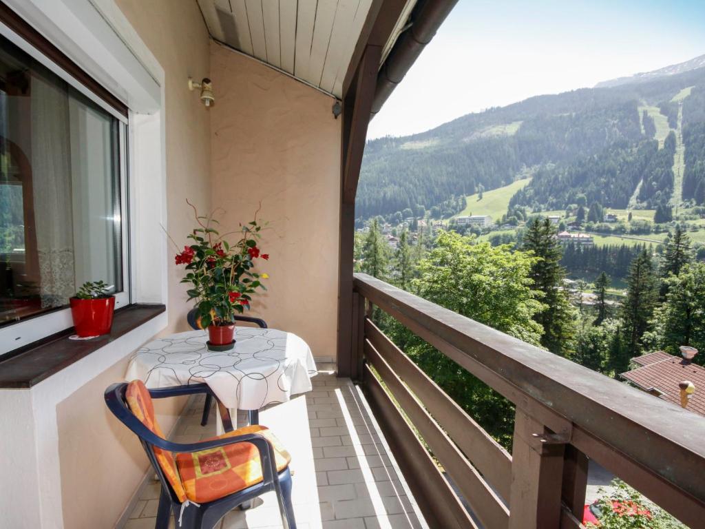balkon ze stołem i krzesłami oraz widokiem w obiekcie Apartment Schubert-Franz Top 12 by Interhome w mieście Bad Hofgastein