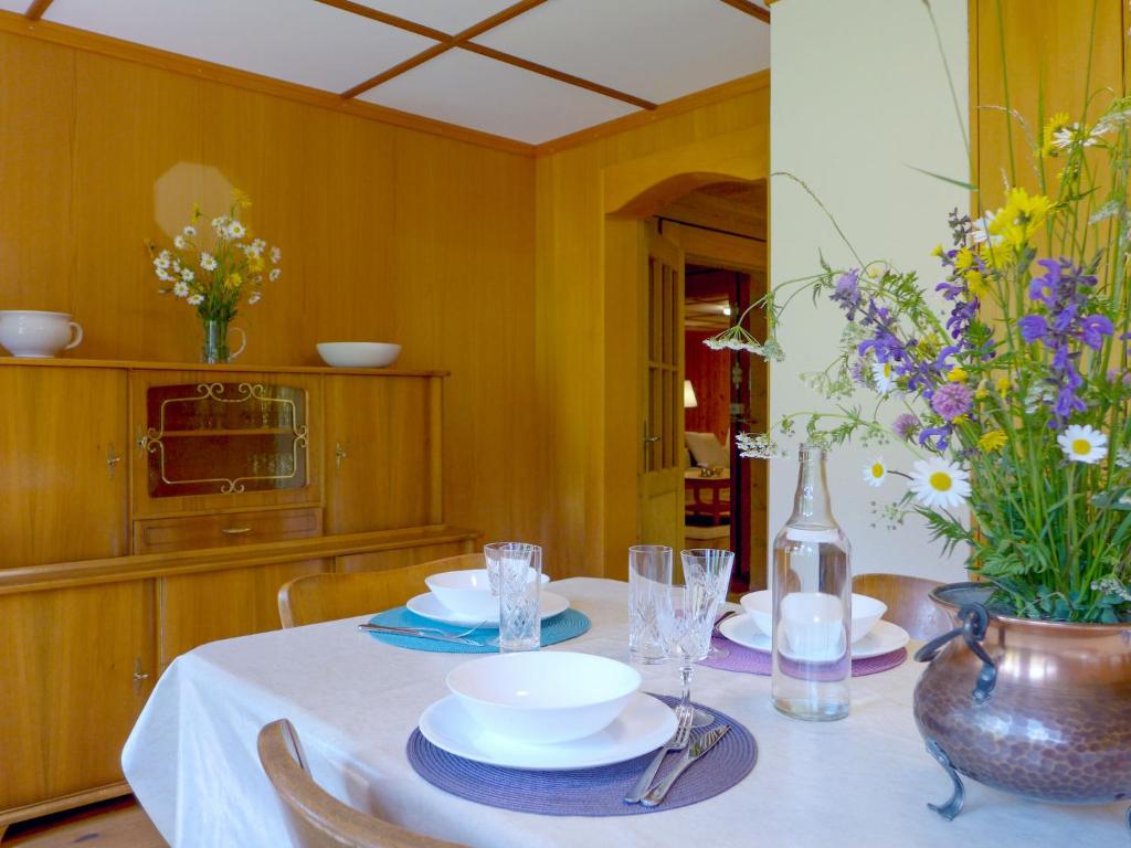 Fotografie z fotogalerie ubytování Apartment Chalet Alte Post by Interhome v destinaci Schwenden