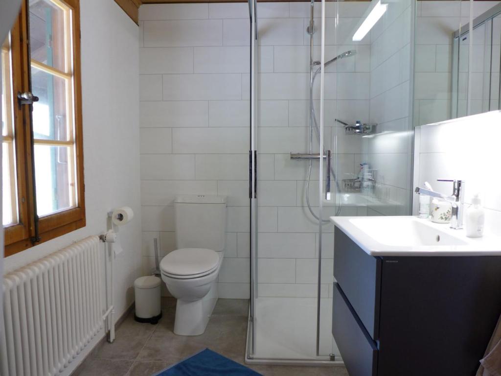 Koupelna v ubytování Apartment Chalet Alte Post by Interhome