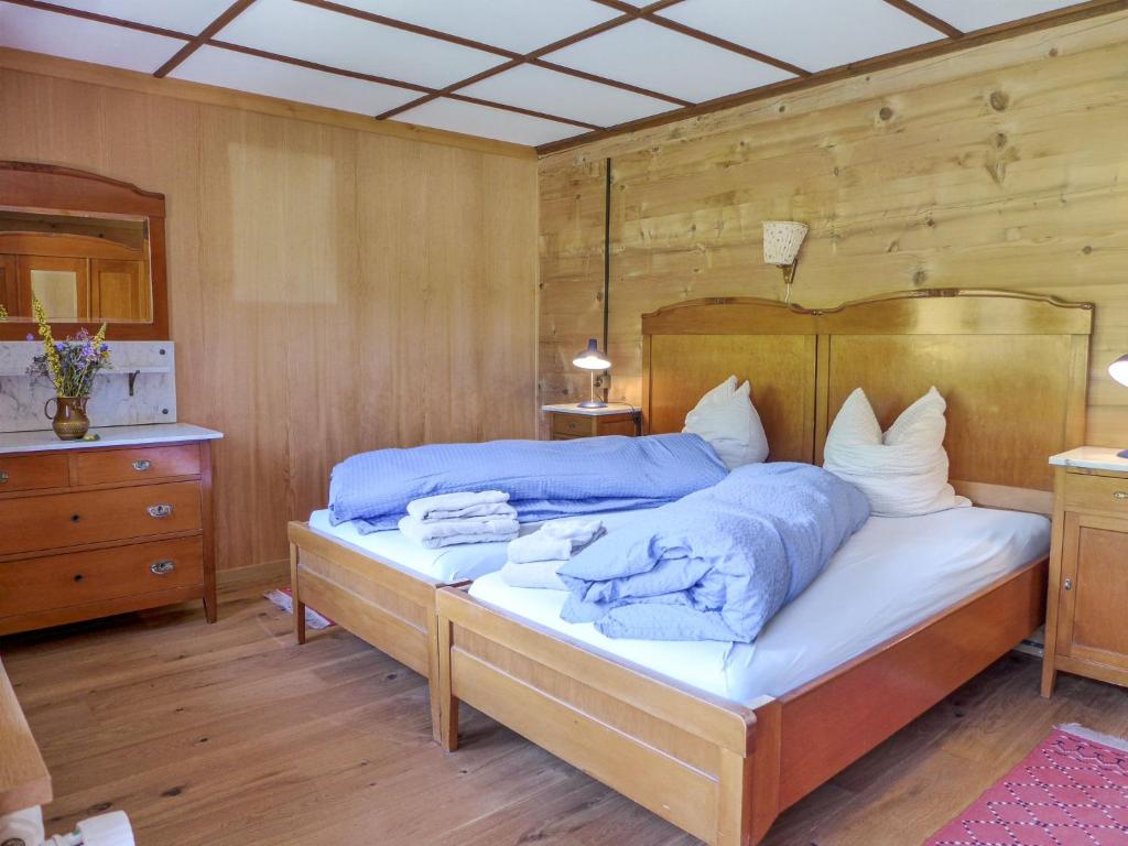 Postel nebo postele na pokoji v ubytování Apartment Chalet Alte Post by Interhome