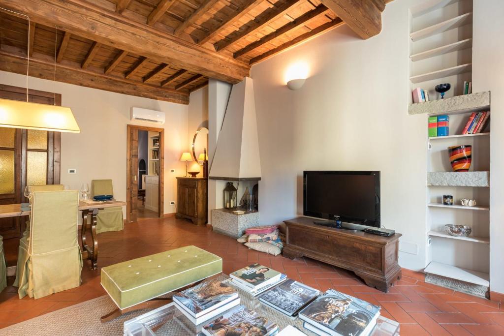Televízia a/alebo spoločenská miestnosť v ubytovaní Hearth of Florence in great Location