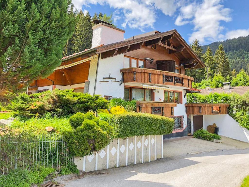 une maison avec une clôture devant elle dans l'établissement Apartment Romantik Chalet Karin-3 by Interhome, à Sellrain