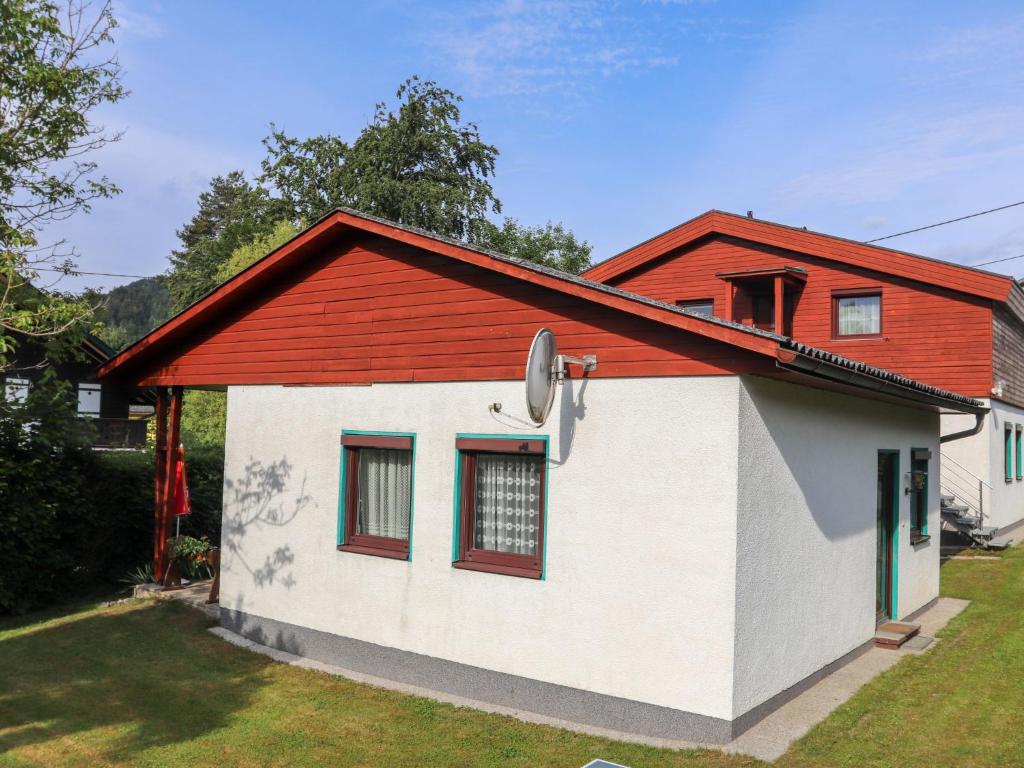 uma pequena casa com um telhado vermelho em Holiday Home Laube by Interhome em Sankt Kanzian