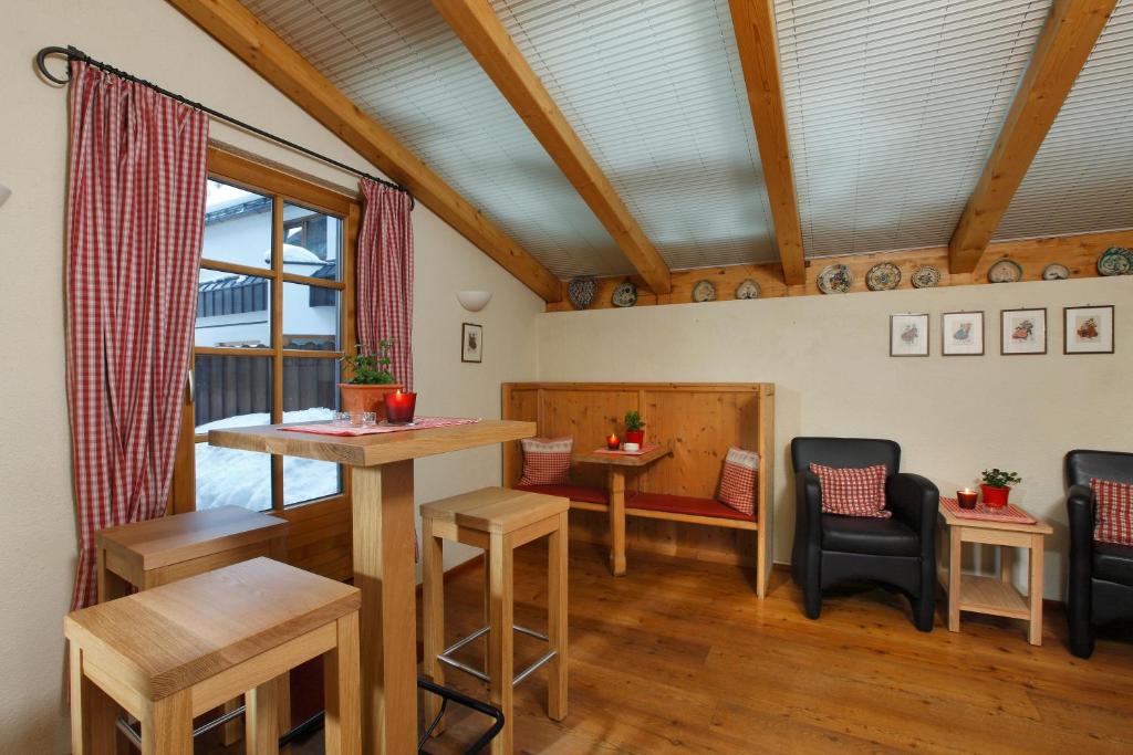 Posezení v ubytování Hotel Enzian & Apartmenthotel Johannes