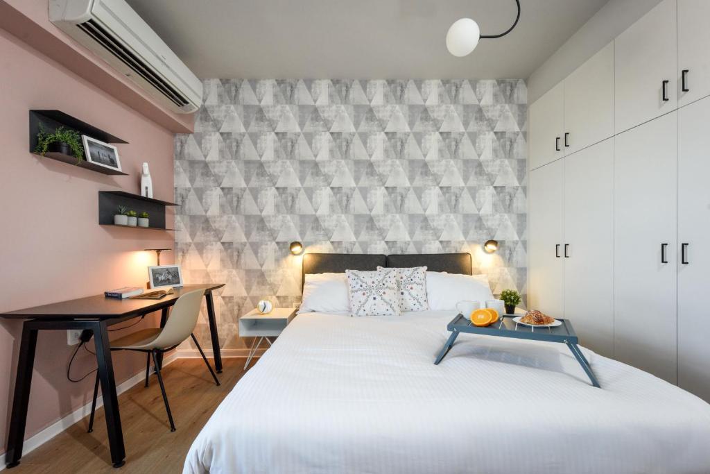 Postel nebo postele na pokoji v ubytování דירות גני תערוכה - TLV university apartments near Expo by Sea N' Rent