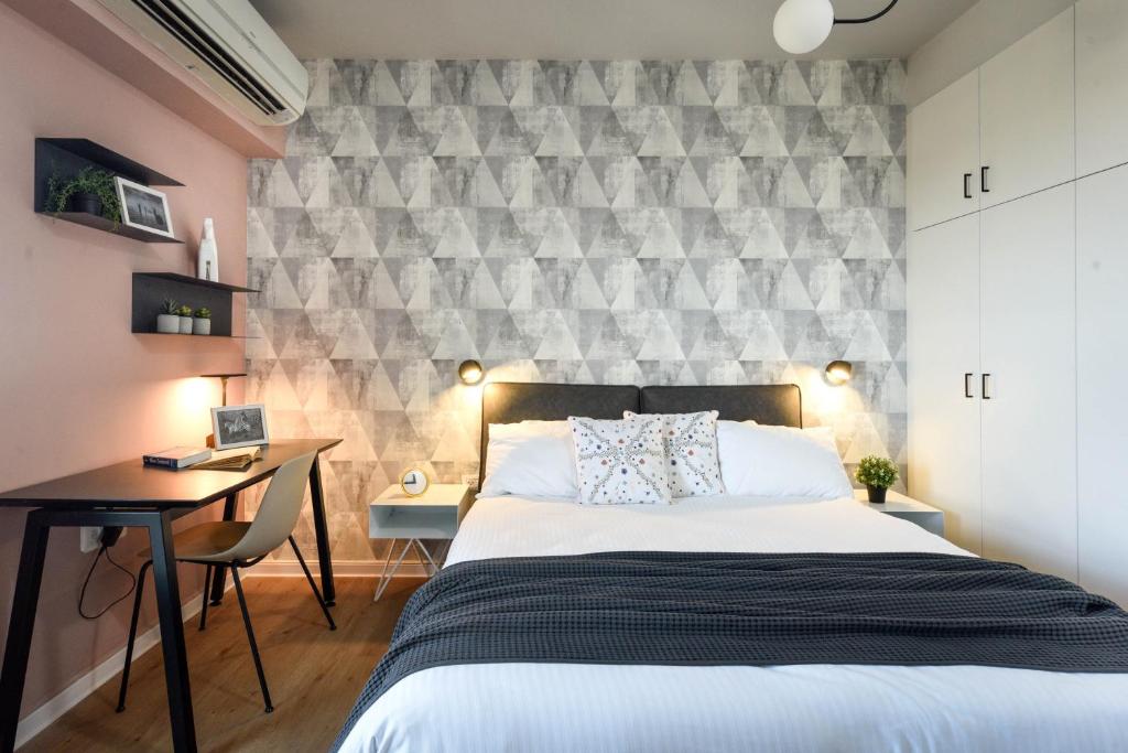 Postel nebo postele na pokoji v ubytování דירות גני תערוכה - TLV university apartments near Expo by Sea N' Rent
