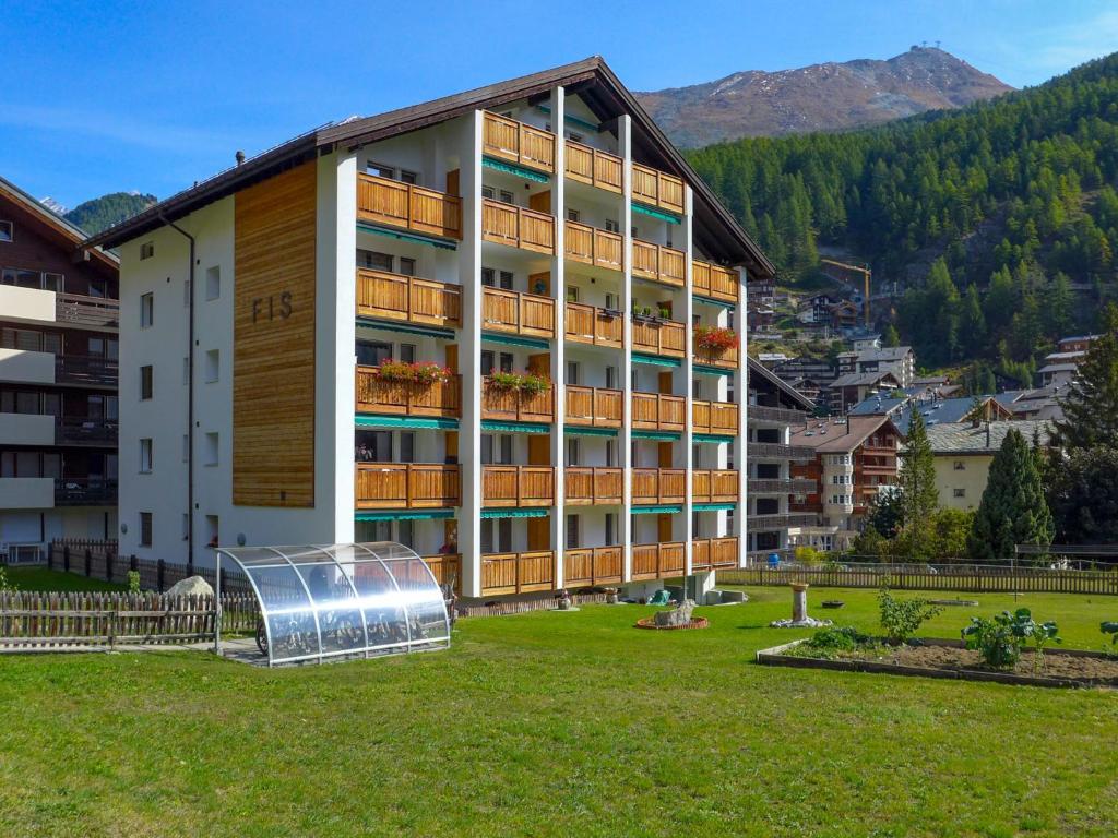 un grand bâtiment avec un objet en verre devant lui dans l'établissement Apartment Fis by Interhome, à Zermatt